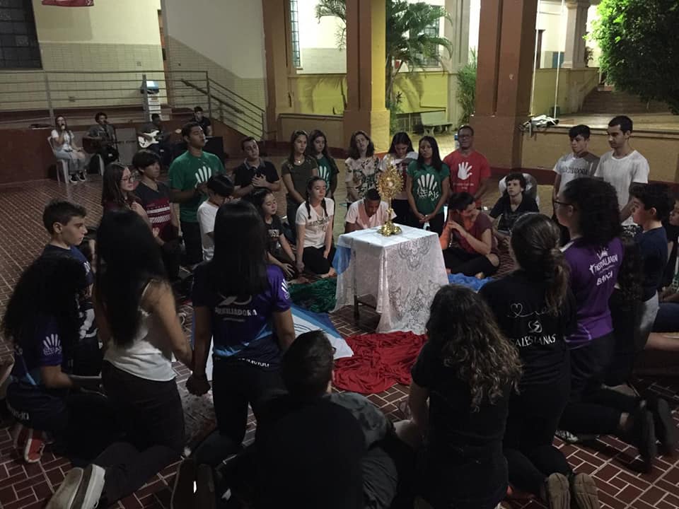 Grupos de Crisma e da Semana Missionária participam de retiro