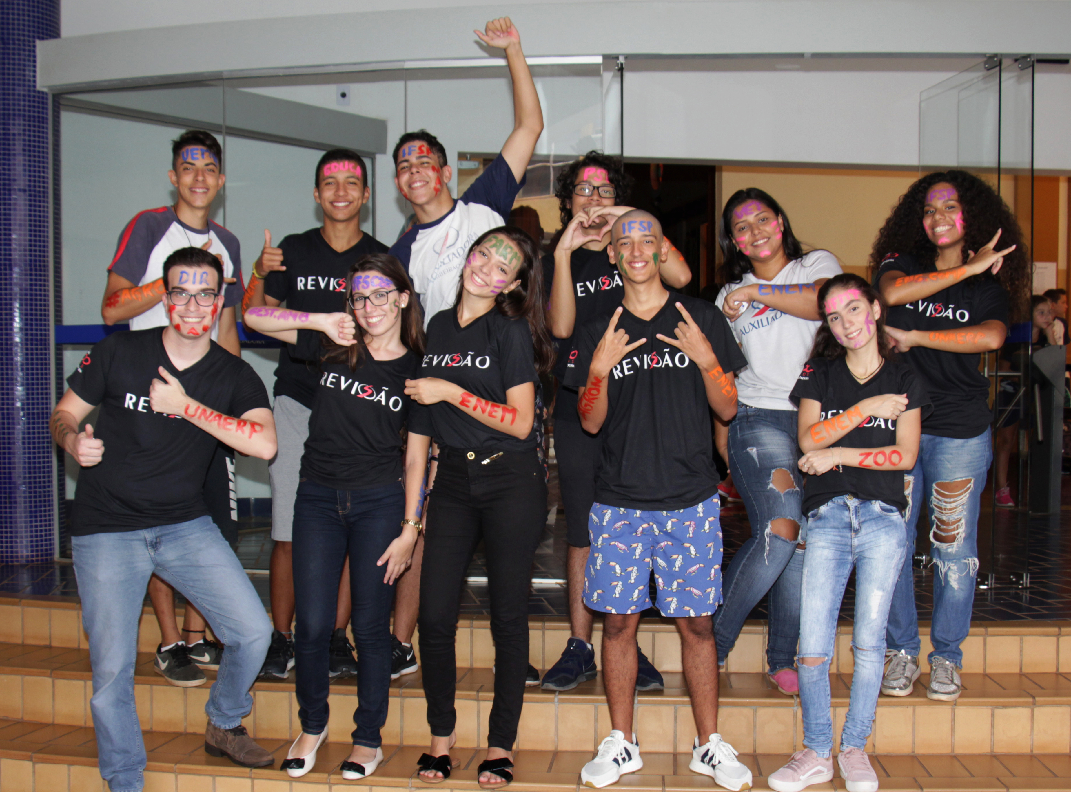 Alunos comemoram aprovação no vestibular